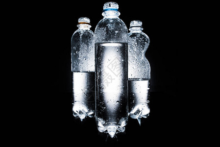 黑暗中的各种塑料瓶水图片