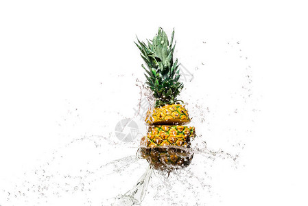 在水喷洒中的新鲜切片菠萝背景图片