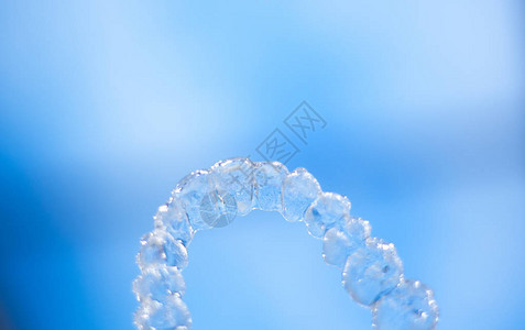 用于理顺和调整化妆牙医齿的牙科理牙器和接线员括号背景图片
