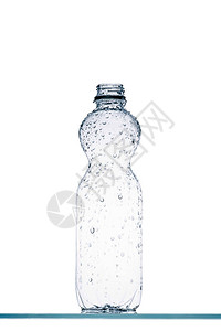 在白色上隔离的空湿塑料水瓶背景图片