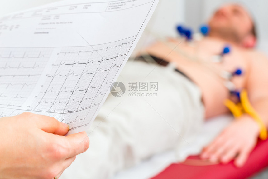 分析住院病人ECG心电图的女医生图片
