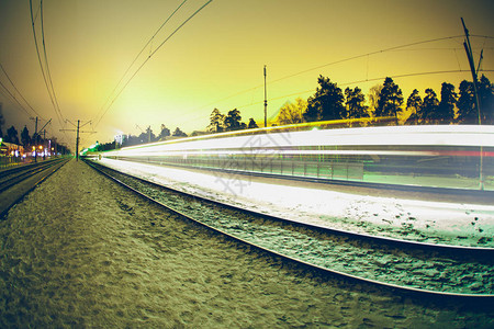 夜间灯光下的冬季铁路图片素材