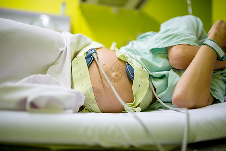 孕妇接受心脏造影以监测未出生胎儿的心跳和心率图片