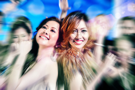 亚洲美丽的朋友在迪斯科舞厅跳舞在花哨夜图片