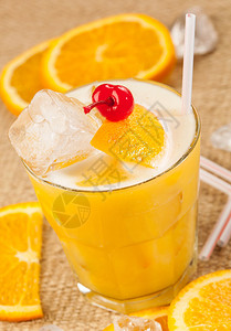 黄色饮料用柠檬和橙子图片