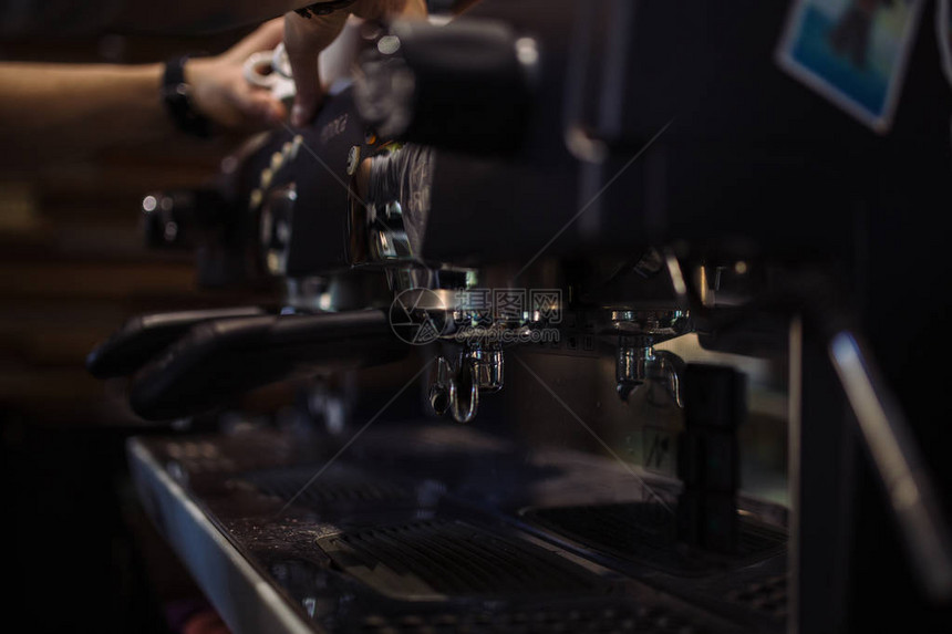 咖啡师正在咖啡机上煮咖啡图片