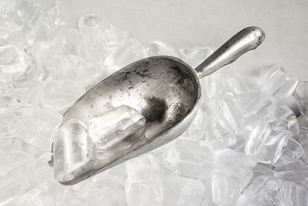 勺子和冰的特写图片