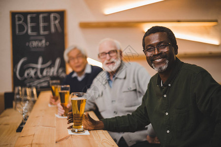 一群快乐的老朋友在酒吧一起喝啤图片