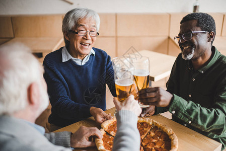一群快乐的老朋友在酒吧里喝杯啤酒桌图片