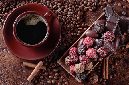 各种巧克力和黑咖啡图片
