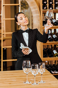 女有吸引力的葡萄酒管理员在葡萄酒图片