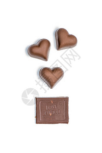 心脏形状糖果和一块巧克力条的顶部视图图片