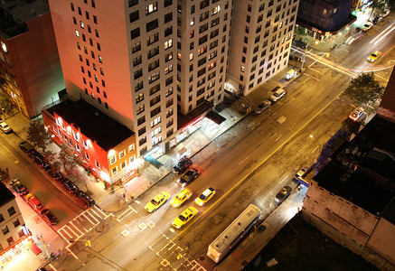 俯视纽约曼哈顿一条街道的夜景图片
