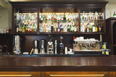 与酒瓶分类的酒吧柜台餐厅酒店酒吧复制空间的酒吧图片
