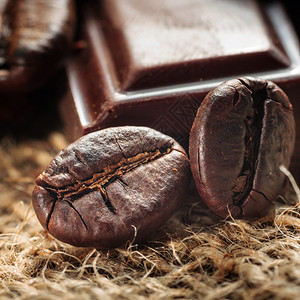 巧克力和咖啡豆浅图片