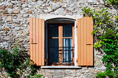 法国石屋正面的窗户图片