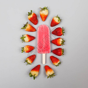 美味爽口的草莓味冰棒图片