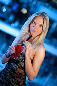 有魅力的女人在酒吧或迪斯科舞厅喝鸡尾酒图片