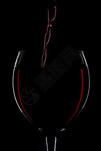 红葡萄酒涌入玻璃剪影图片