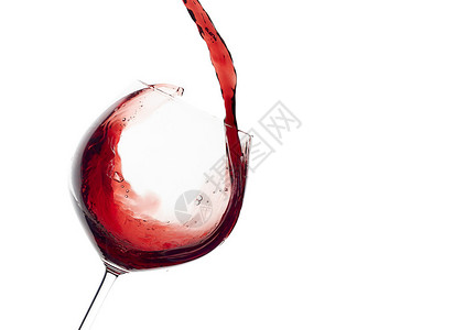 红葡萄酒被倒入气球杯在白色上隔绝有复图片