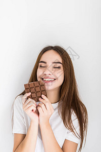在一块巧克力上吃零食的女人图片
