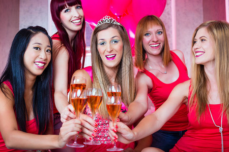 新娘和朋友在夜店用香槟图片