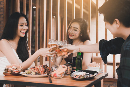 青少年在晚饭餐厅喝啤酒和杯子图片