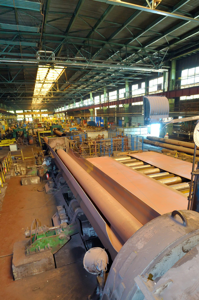工厂内制造钢管的工业机器图片