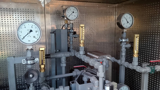 安装在管道上的压力表工业厂房水压测量图片