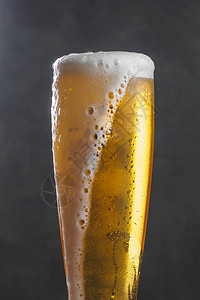 杯带泡沫的啤酒图片