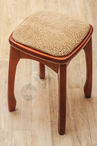 带软垫座椅的木椅位于镶木地板上图片