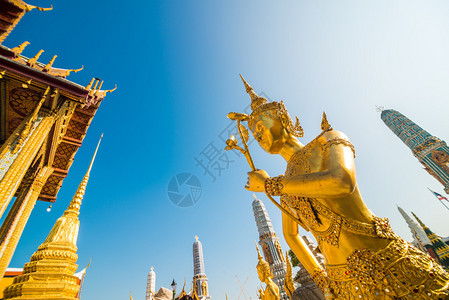 泰国曼谷蓝天的皇宫大殿Watpr图片