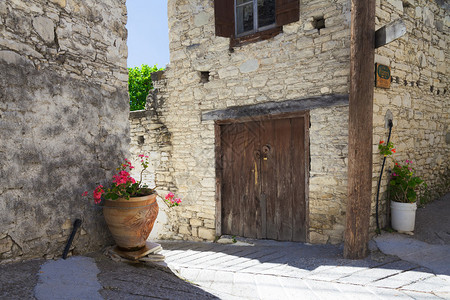塞浦路斯山村老石屋背景图片