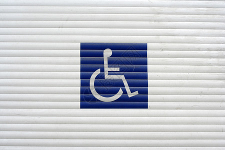 车库门上的残疾标志图片