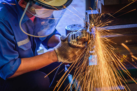 重工业人用电轮在钢铁厂的钢铁结构图片