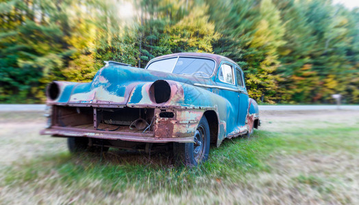 在一个领域的旧汽车残骸图片