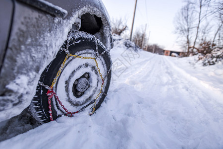 雪地里带链子的汽车轮近距离观察图片