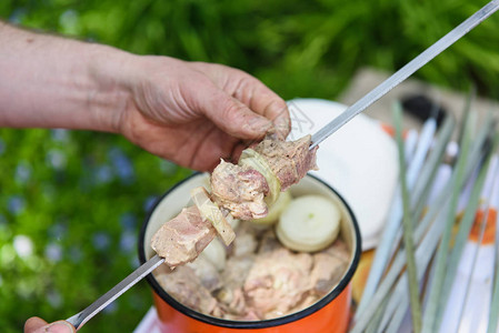 男人在烤肉架上绑肉沙什利克做烧烤在图片