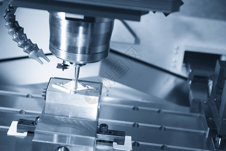 CNC机器切割工件和杂志中的测量探头高品质的图片