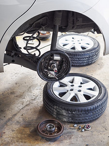 汽车维修服务车轮零件和轮胎修复图片