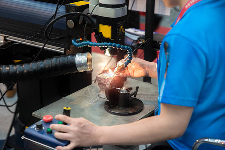 工人焊接修理模具在工厂里被激光焊接图片