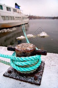 冬季停泊船绳索的特写图片