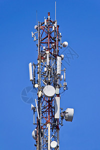 安装用于在蓝天上发送和接收无线电信号的天线St图片