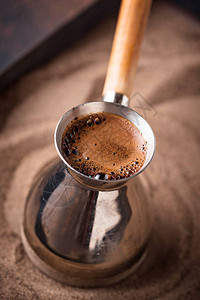 在cezve的传统的土耳其咖啡图片