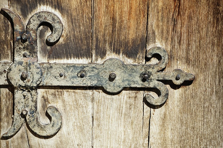 老式门铰链在旧木背景上的照片图片