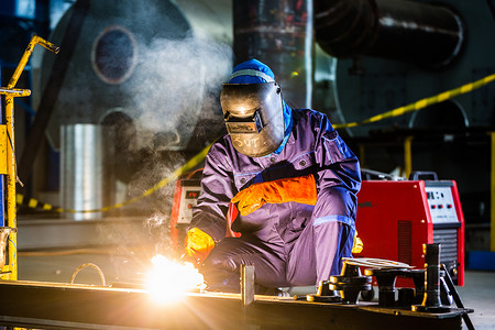 在制造钢铁设备的工业环境中工作的焊接商图片