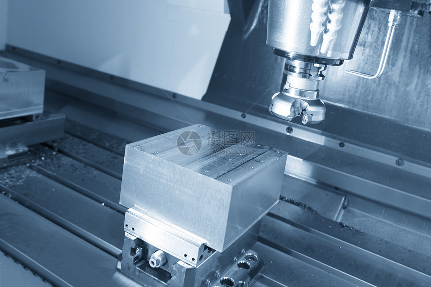 高精度面铣刀与CNC铣床上的原材料工件CNC铣床上用于面铣的带支架图片