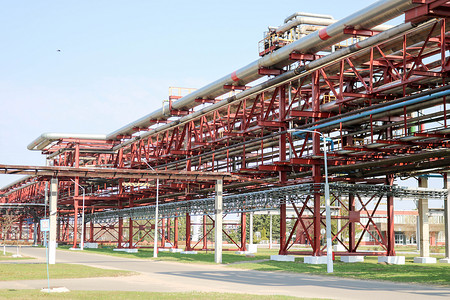 炼油厂石化工厂用铁生锈管泵送液体冷凝水蒸汽水的管道立交桥图片