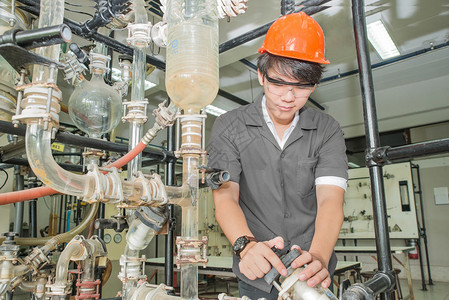 亚洲工程师学生将输油管道抽水泵转作实验室培训的图片