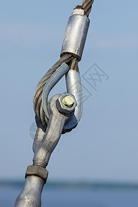 钢丝绳的环形连接渡轮中的金属紧固元件图片